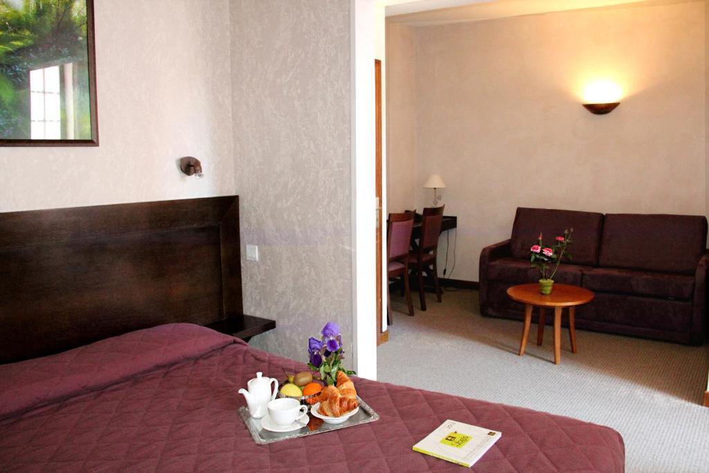 Logis Des Trois Maures Hotel Couches Room photo