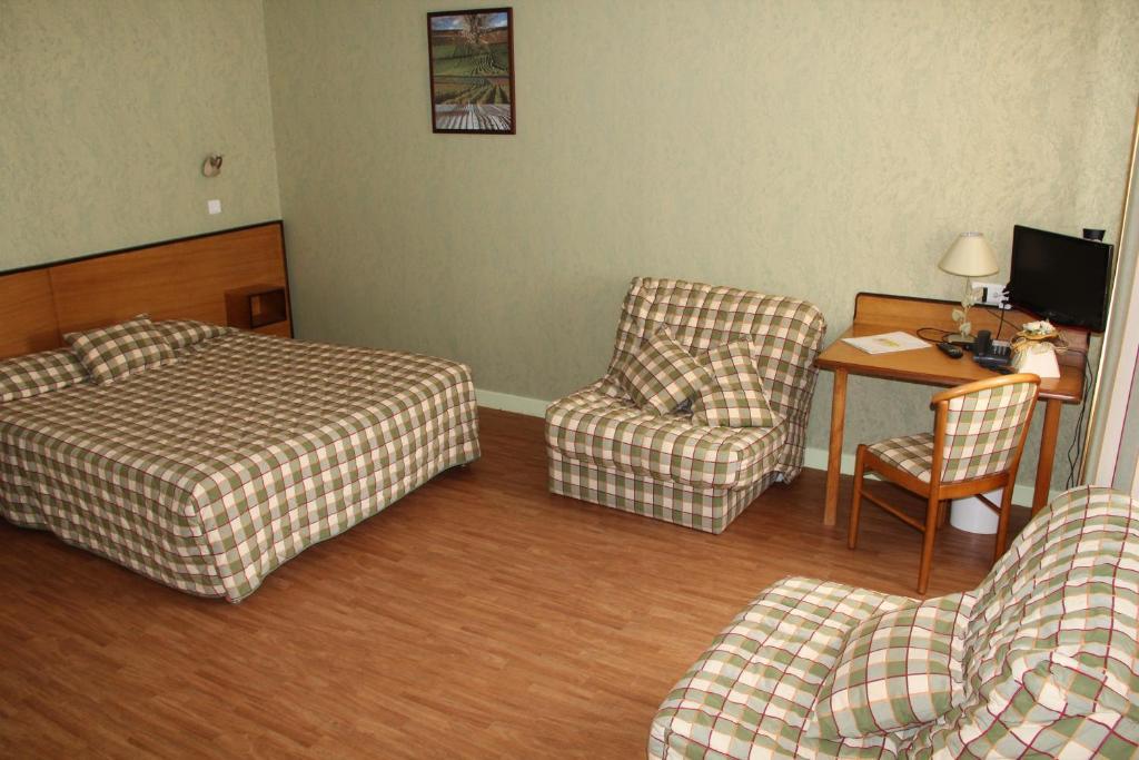 Logis Des Trois Maures Hotel Couches Room photo