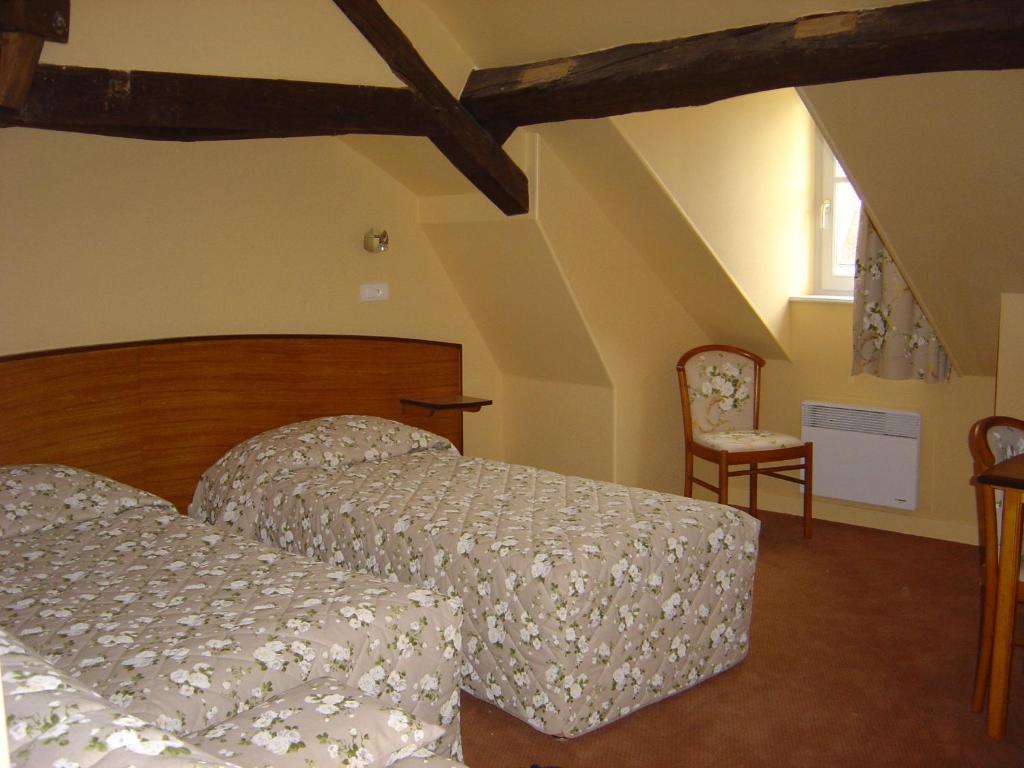 Logis Des Trois Maures Hotel Couches Room photo