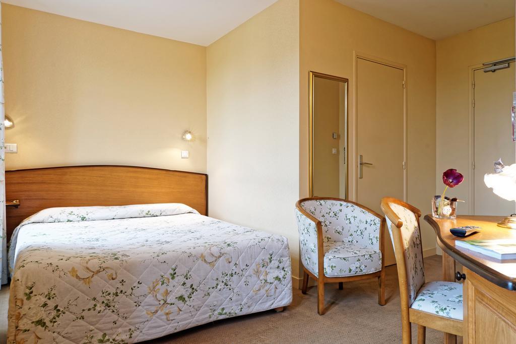 Logis Des Trois Maures Hotel Couches Exterior photo